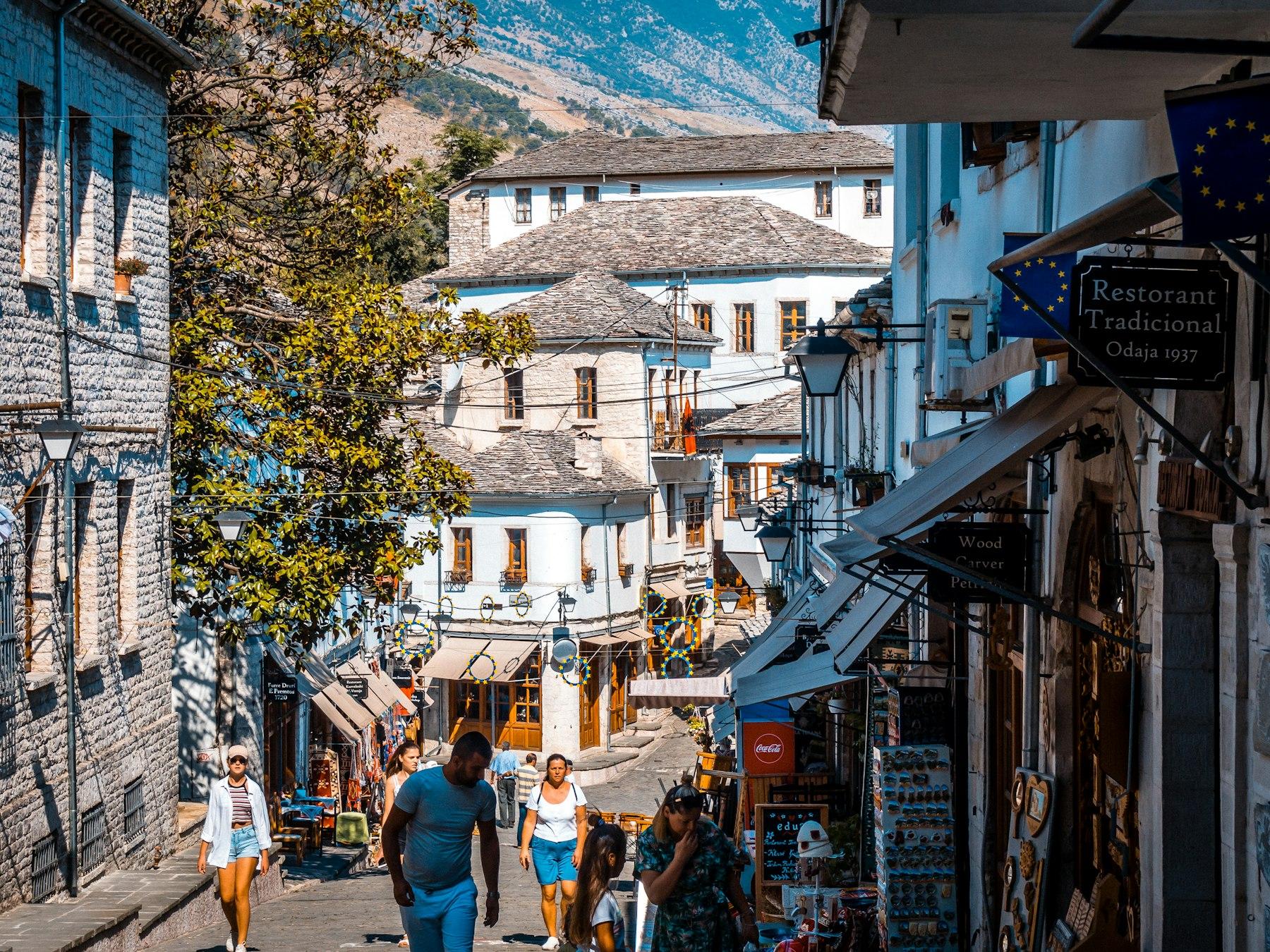 Rrugë me kalldrëm në Gjirokastër