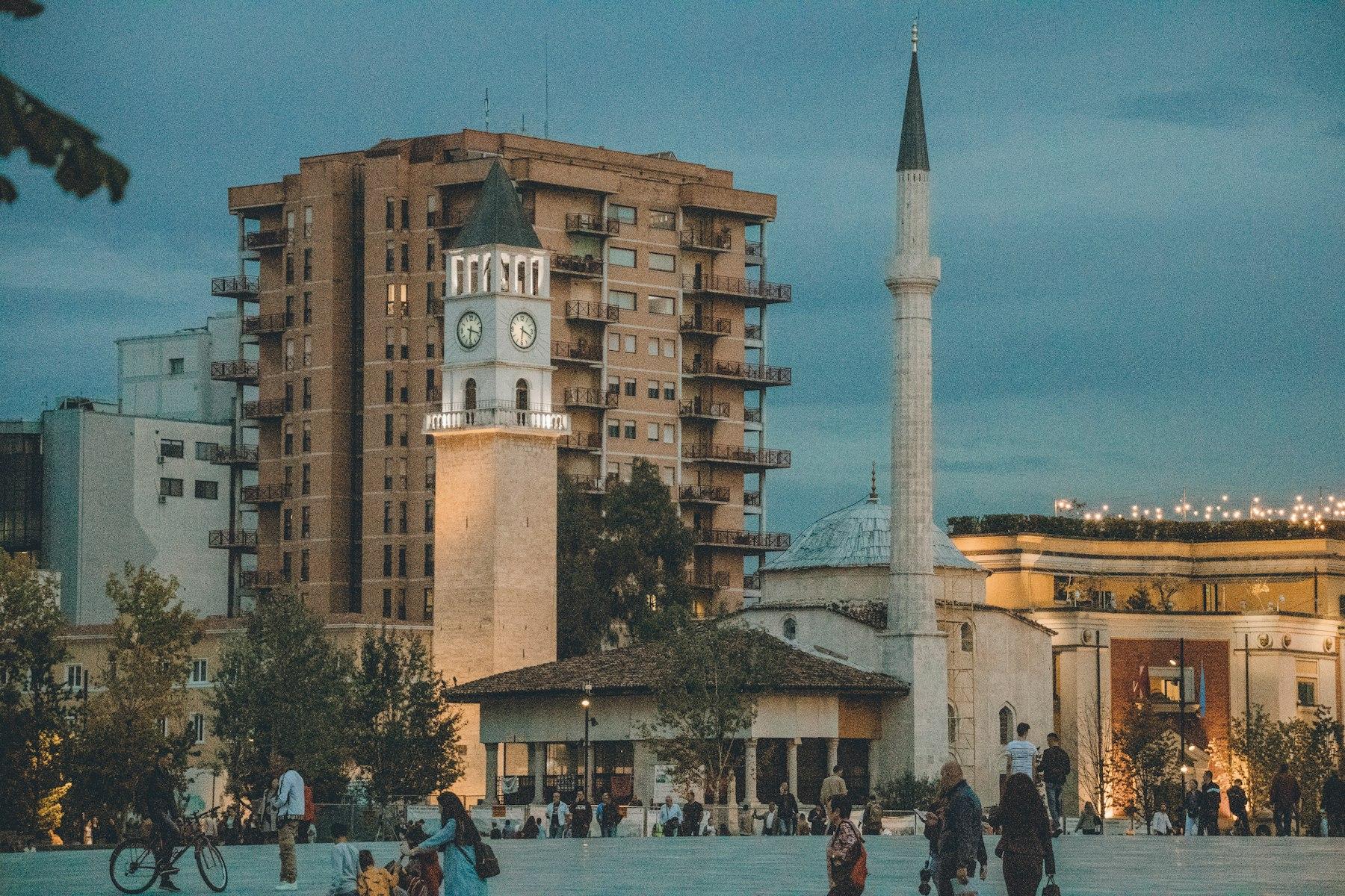 Sheshi Skënderbej në Tiranë me Kullën e Sahatit